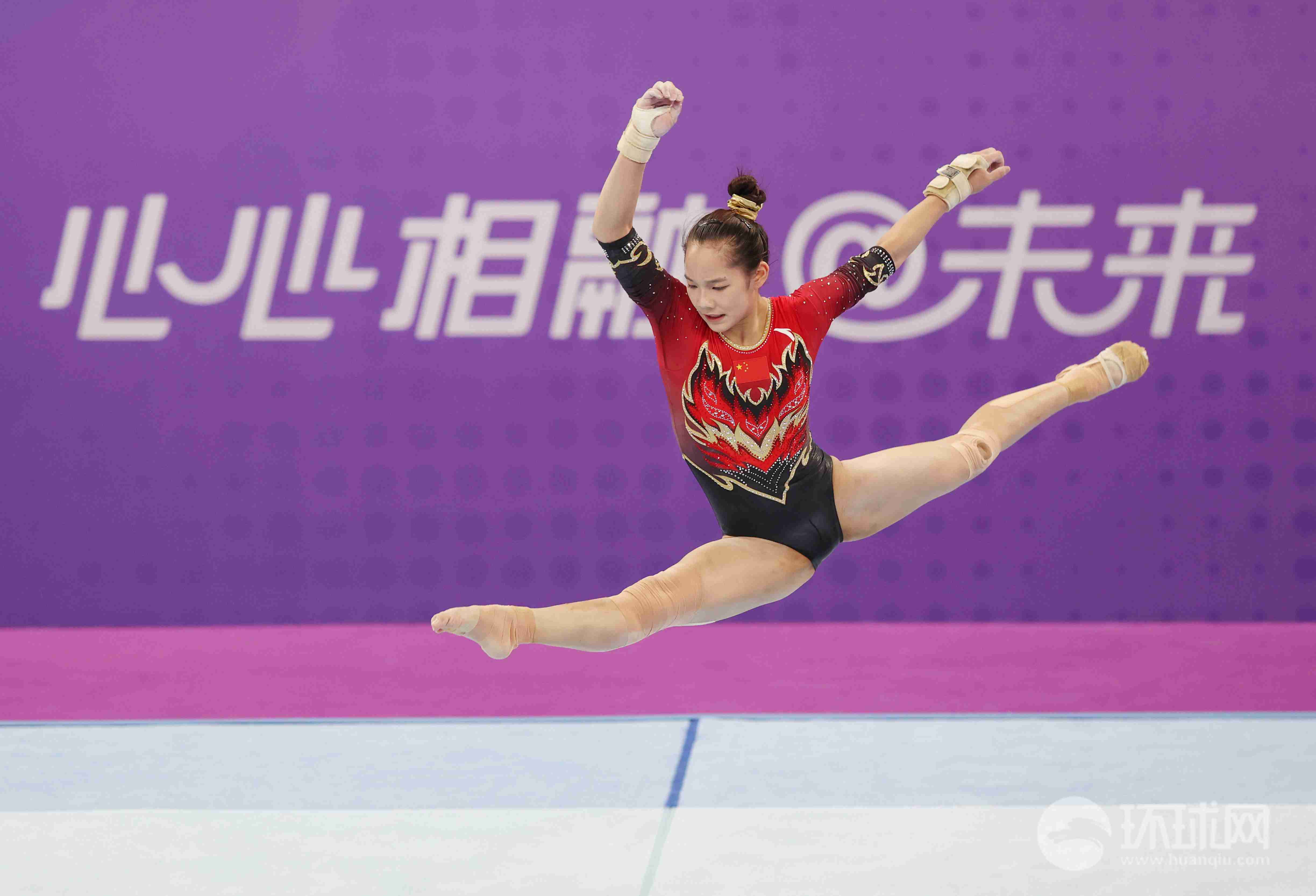 关于精彩时刻：女子体操比赛赢得满堂彩的信息