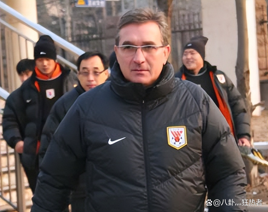 教练团队调整战术保持竞争力