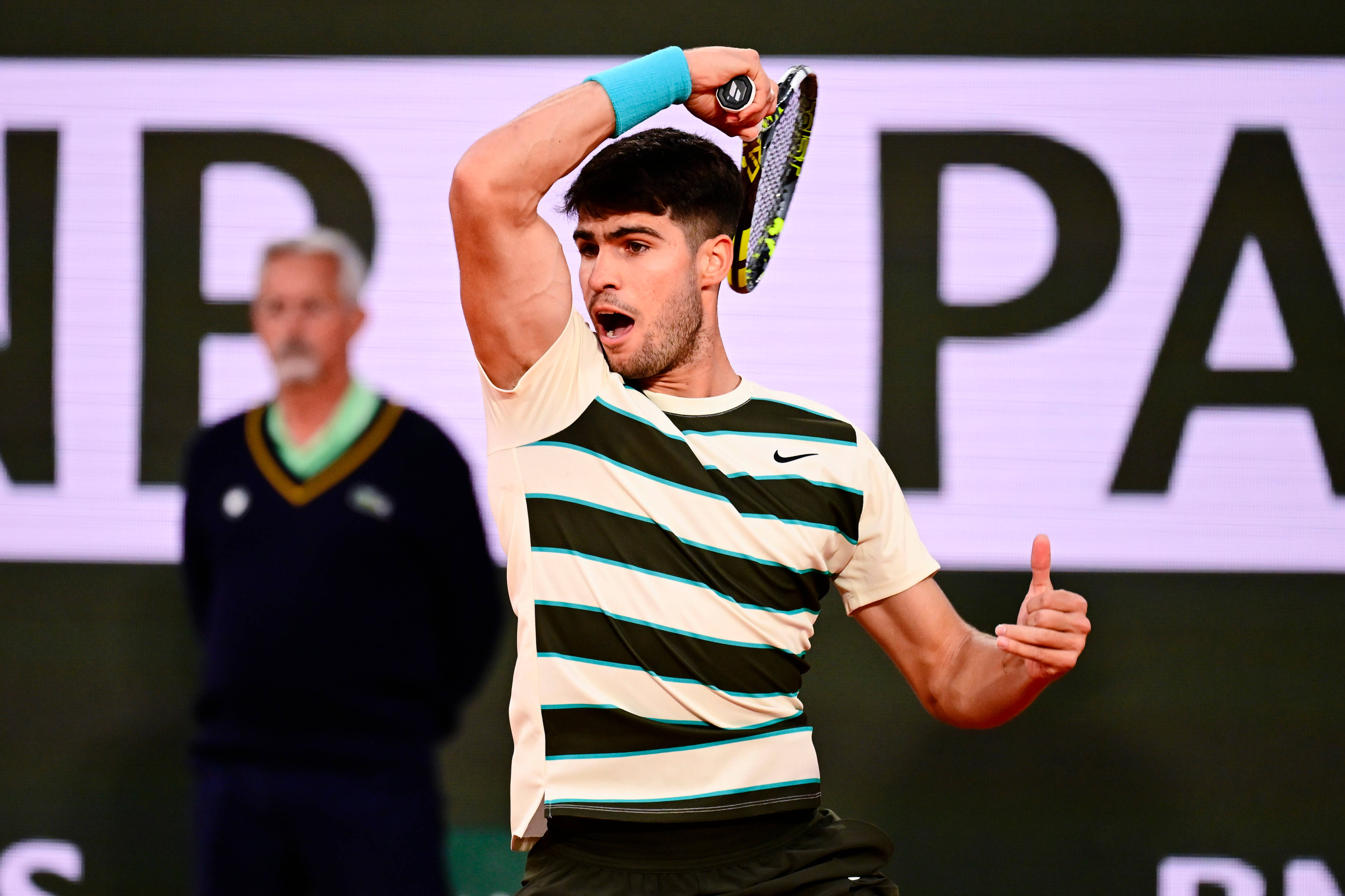 关于澳大利亚网球队轻取世界网球队，阿尔卡拉斯送出助攻的信息