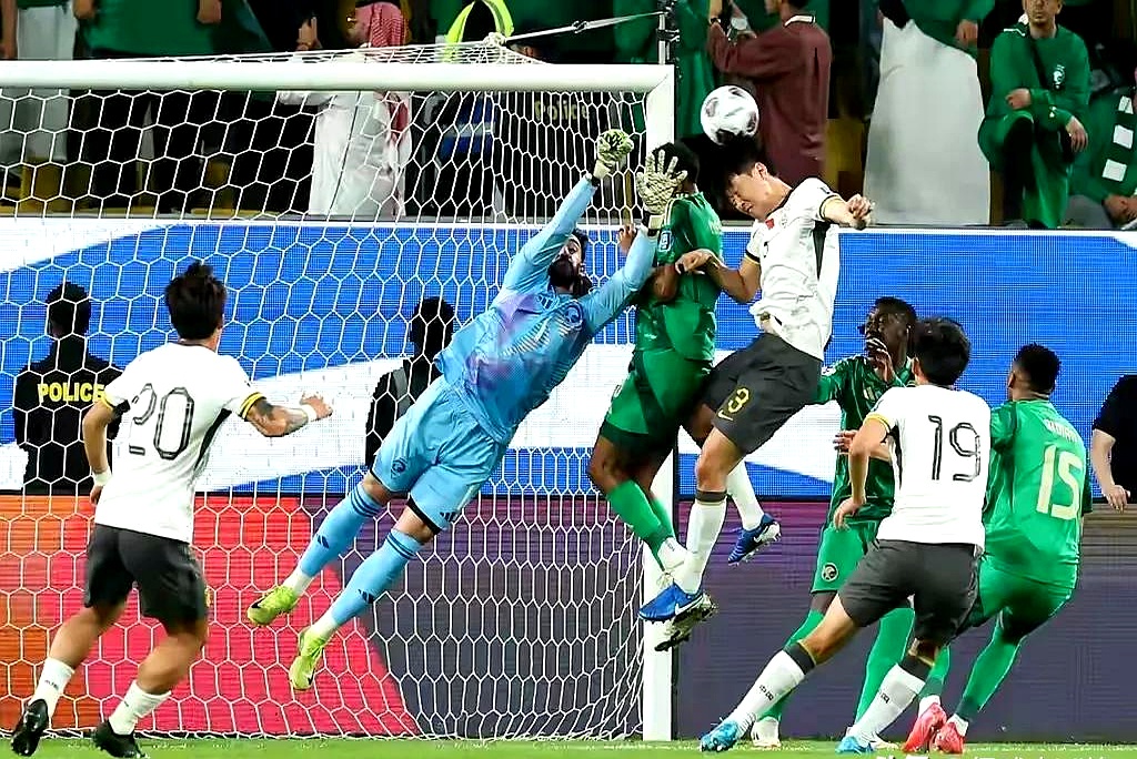 意甲比赛中球员的强力射门，打破僵局取胜